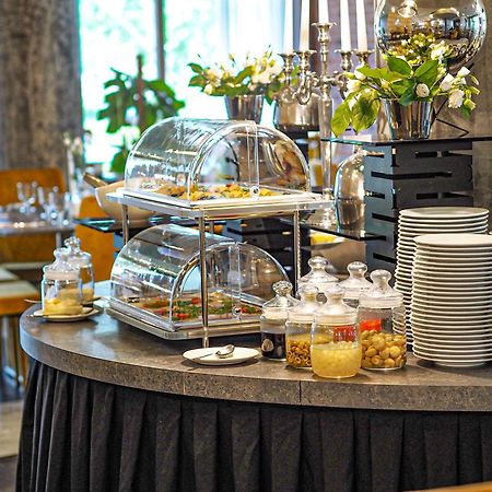 Willa Port Art&Business Ostróda Exterior foto A buffet at a hotel
