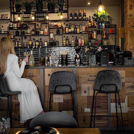 Willa Port Art&Business Ostróda Exterior foto A woman sitting at a bar