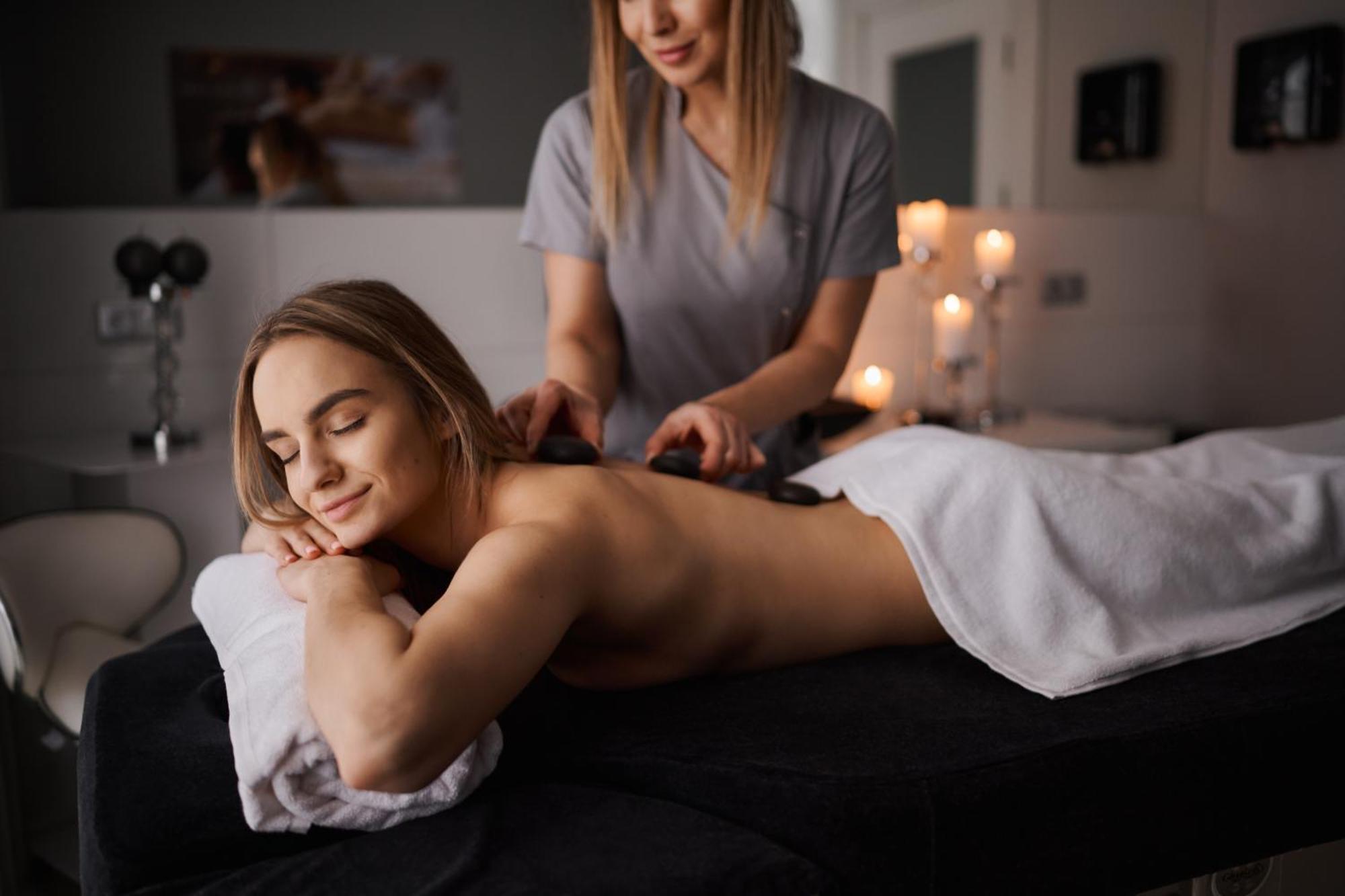 Willa Port Art&Business Ostróda Exterior foto A woman receiving a hot stone massage