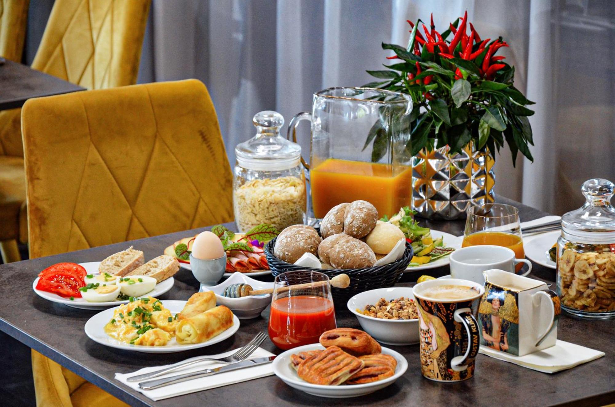 Willa Port Art&Business Ostróda Exterior foto A typical Israeli breakfast