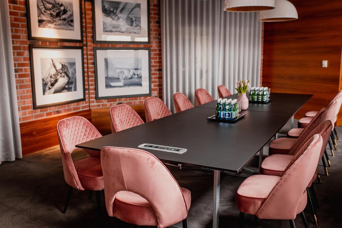 Willa Port Art&Business Ostróda Exterior foto The boardroom at the 1960s building
