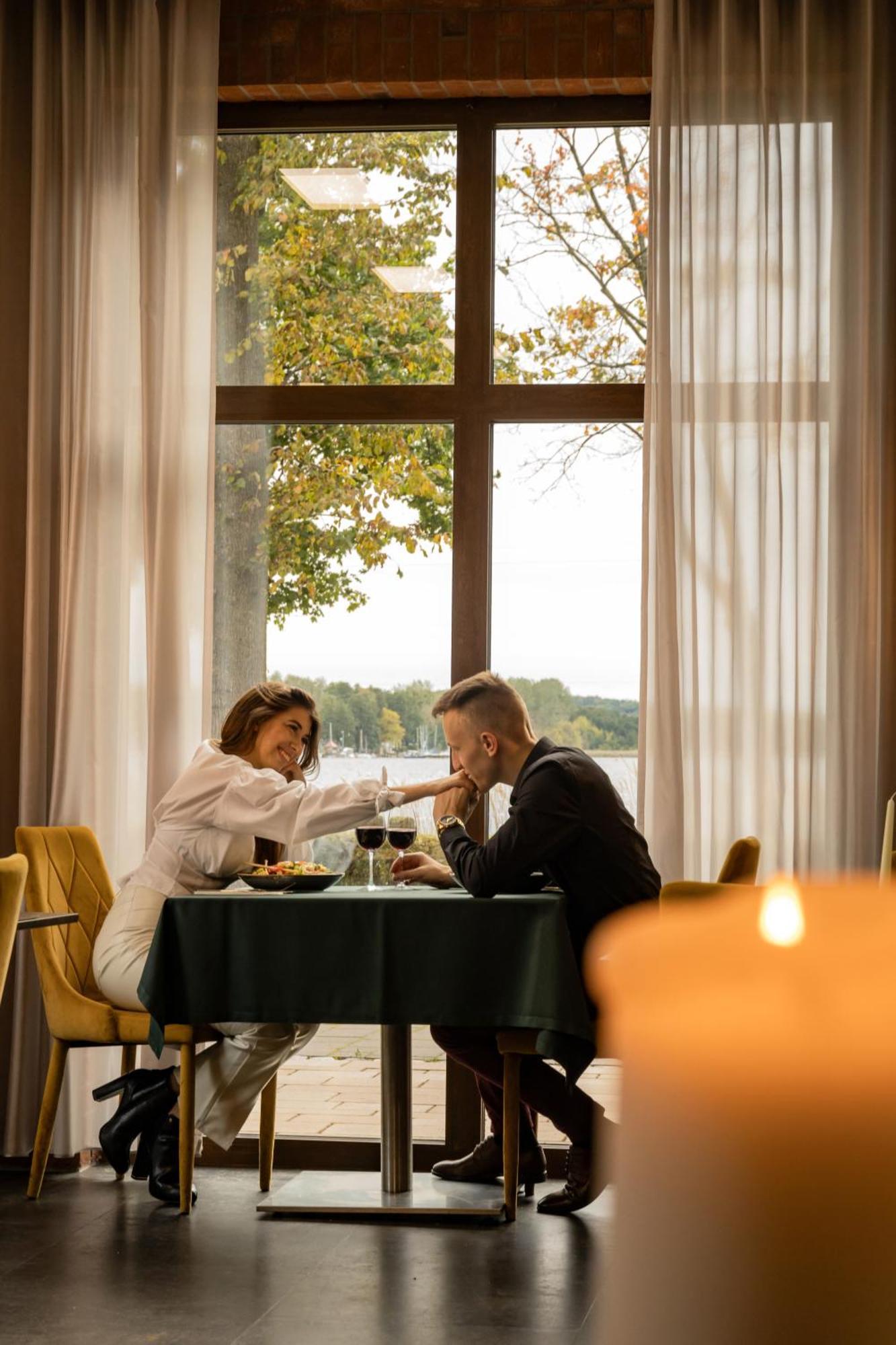 Willa Port Art&Business Ostróda Exterior foto A couple on a date