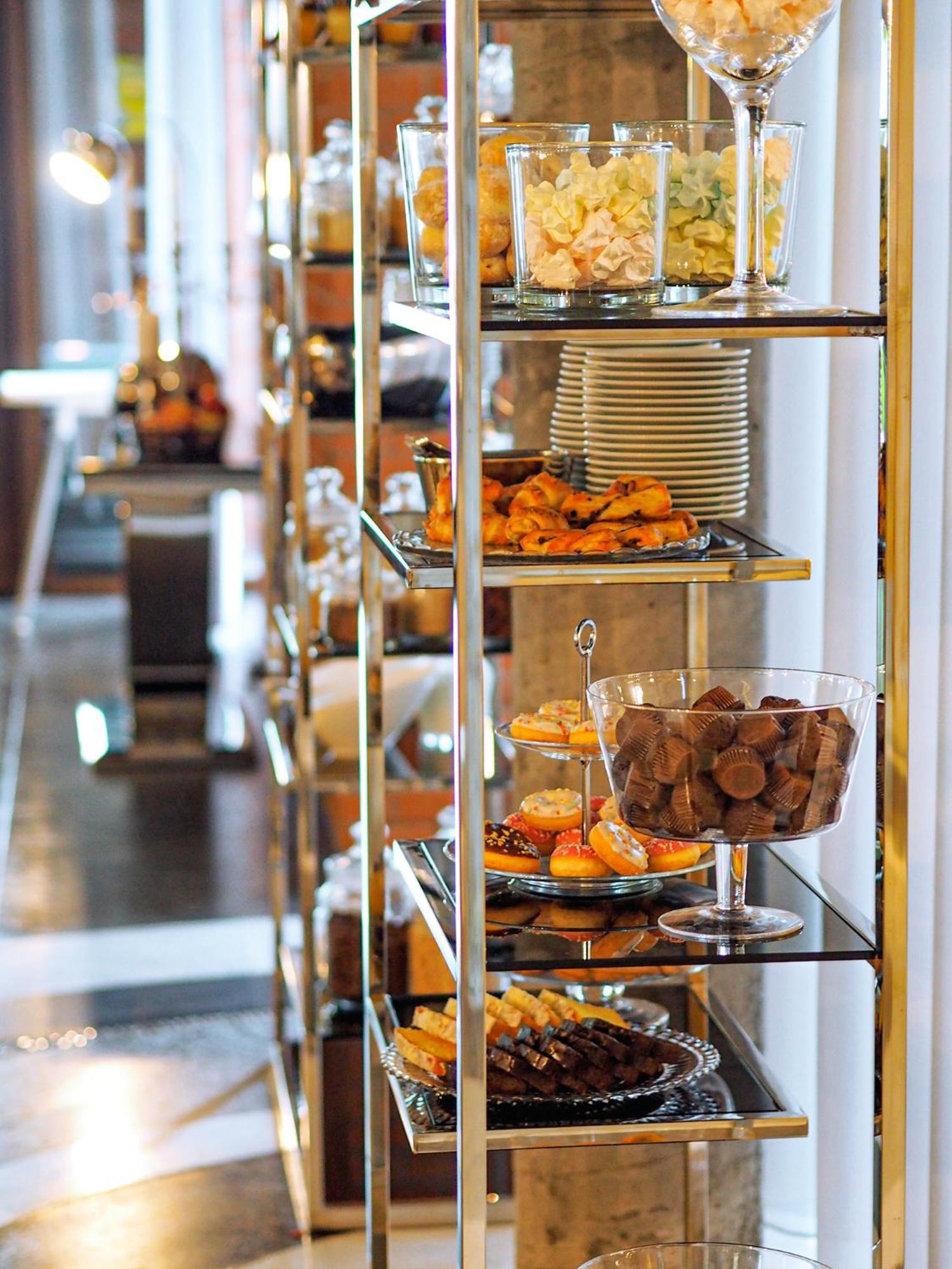 Willa Port Art&Business Ostróda Exterior foto A dessert cart