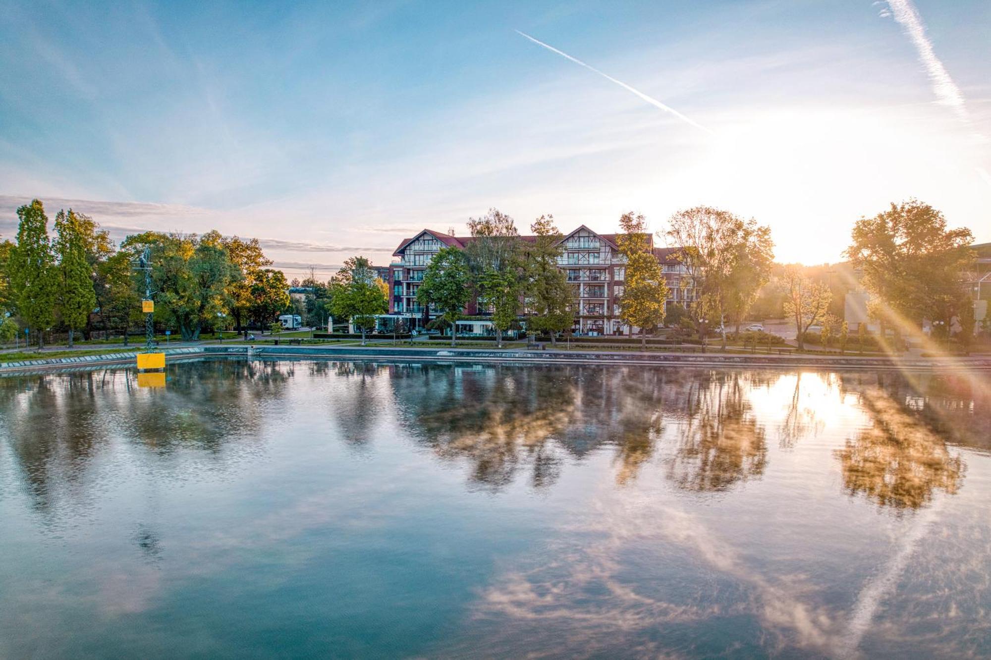 Willa Port Art&Business Ostróda Exterior foto The lake at the campus of the University of Applied Sciences and Medical University of Southern Tyrol