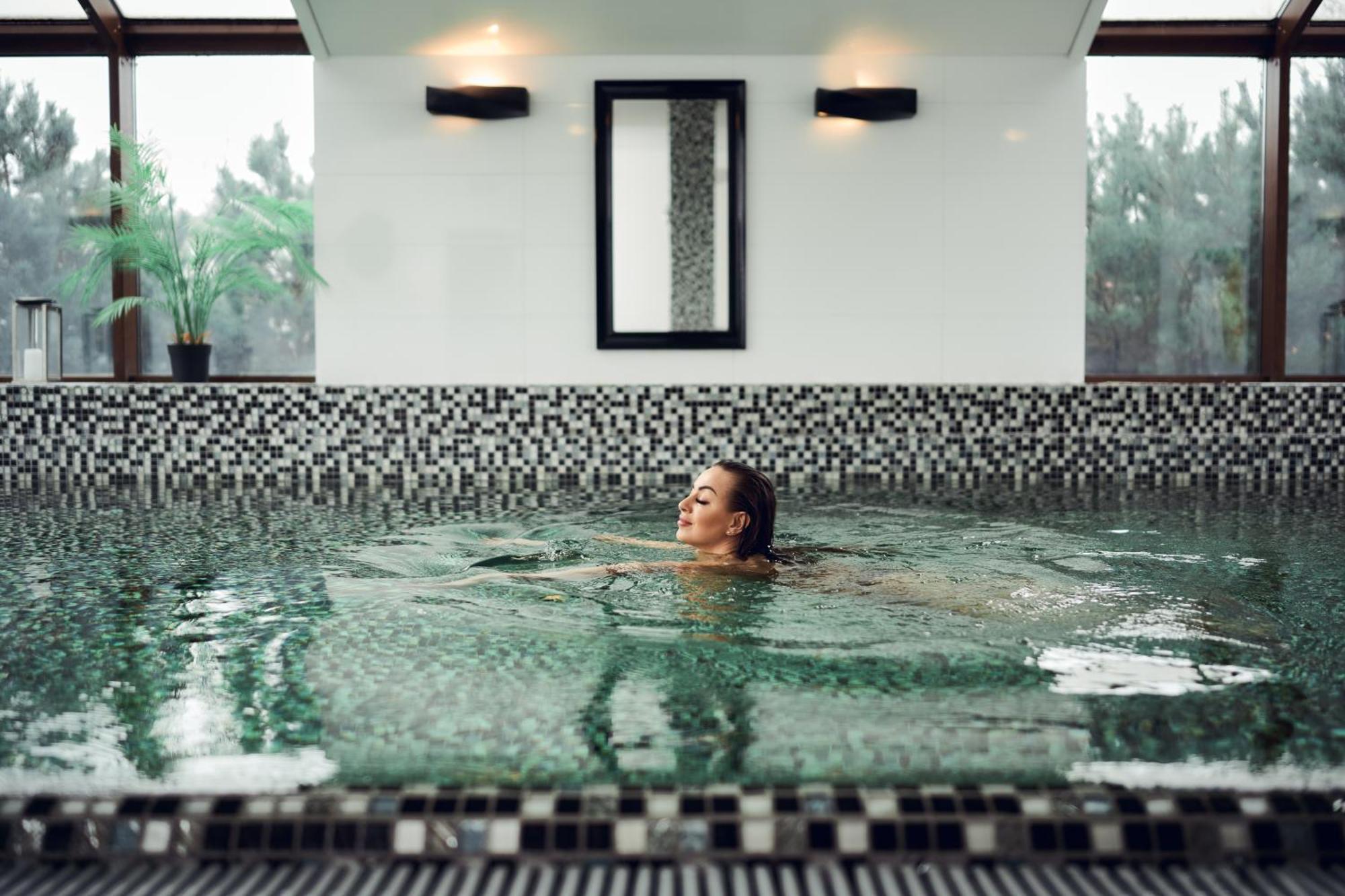 Willa Port Art&Business Ostróda Exterior foto A woman swimming in a pool