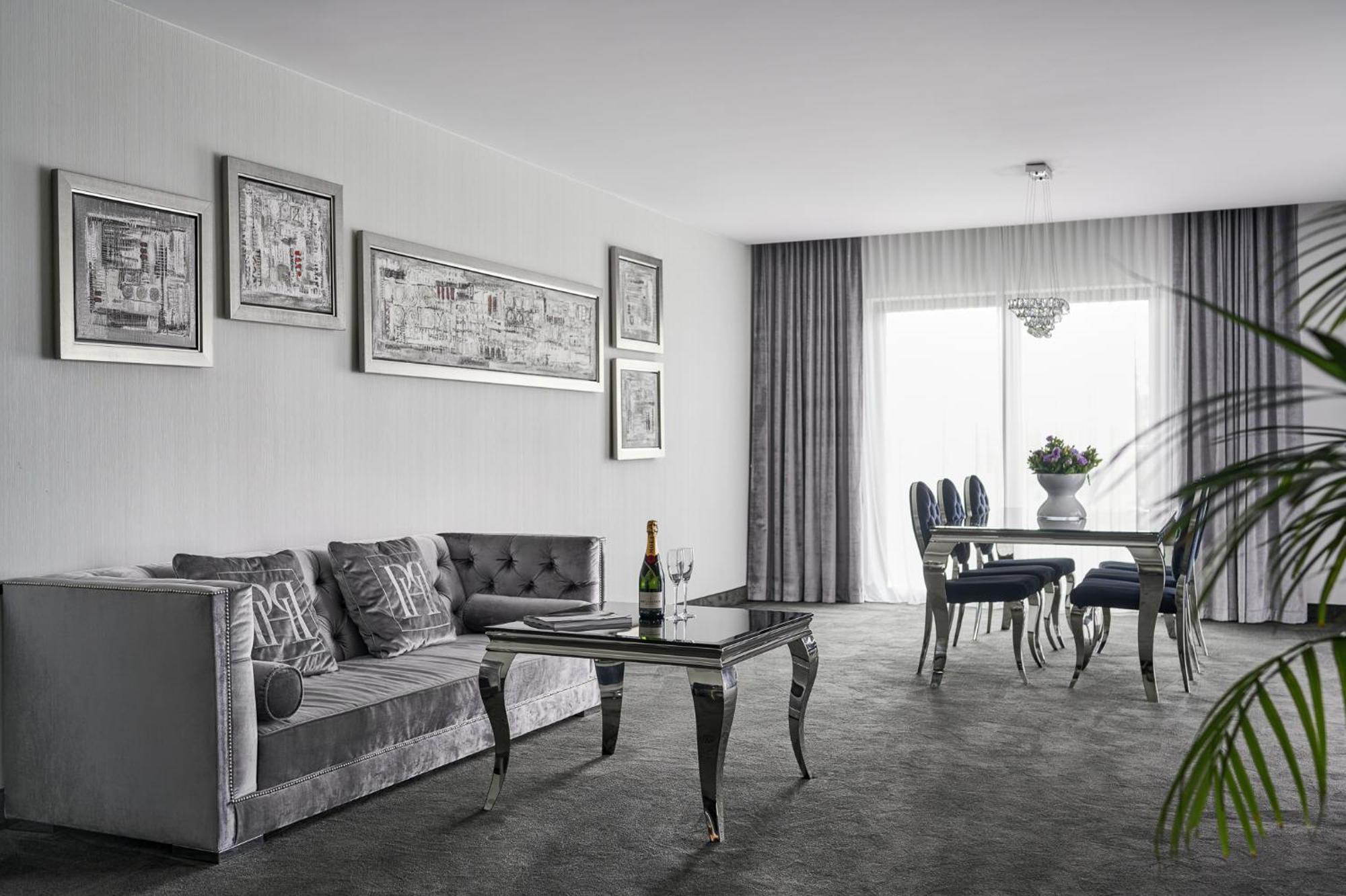 Willa Port Art&Business Ostróda Exterior foto A living room with a carpet floor