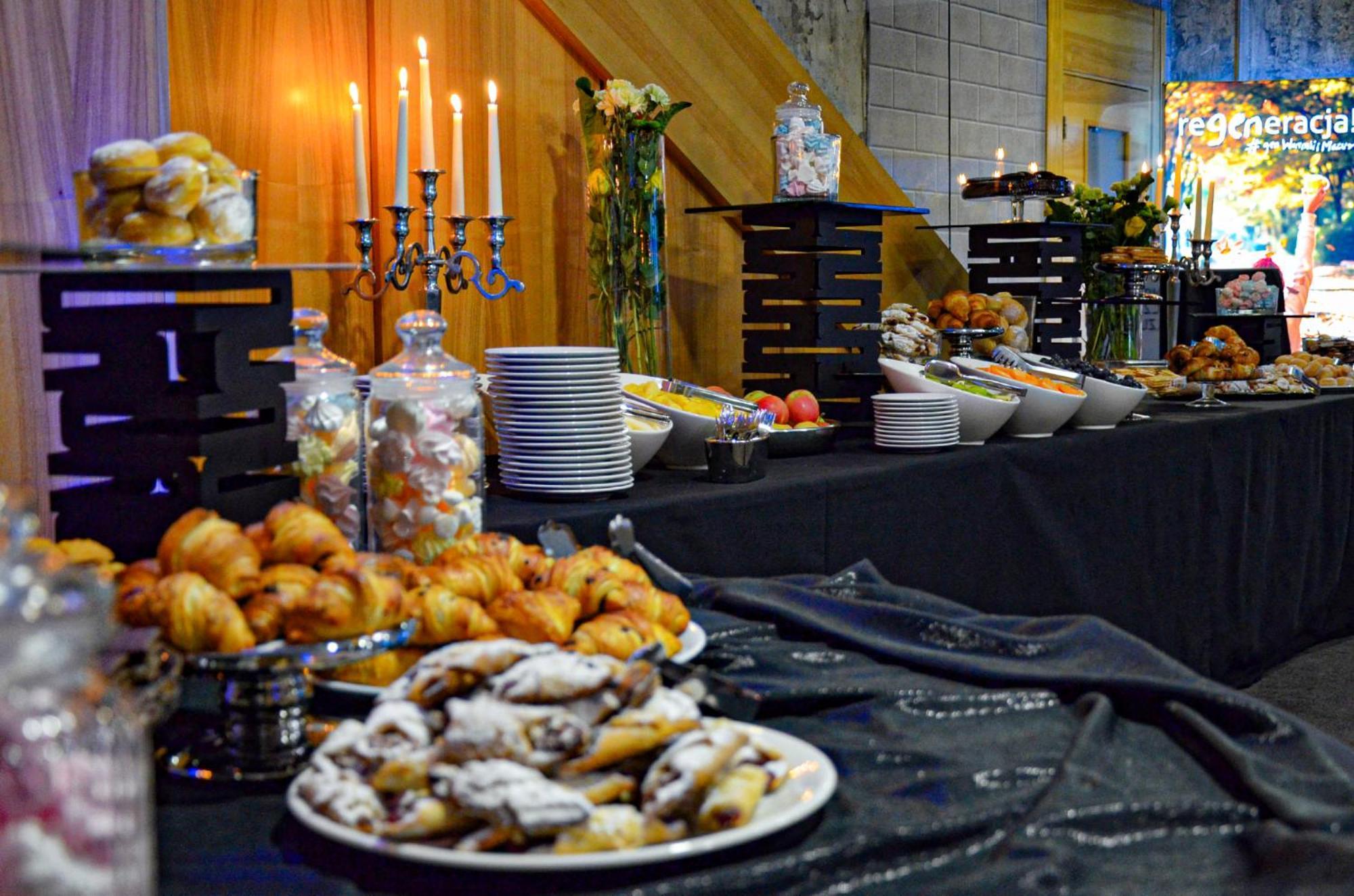 Willa Port Art&Business Ostróda Exterior foto A buffet at a wedding reception